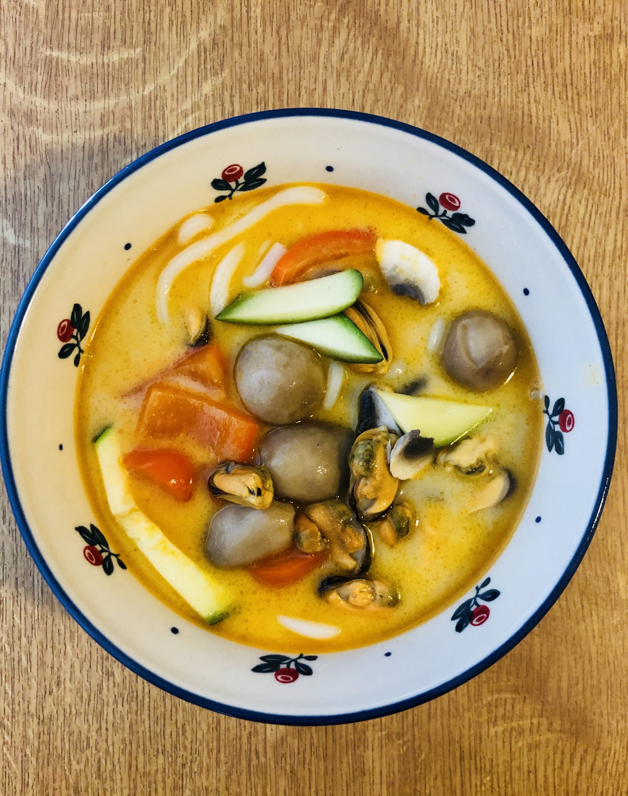 Zupa tom yum z omułkami i grzybami słomianymi • regiofoodland